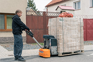 Náklaďák se sklápěcím čelem nebo hydraulickou rukou